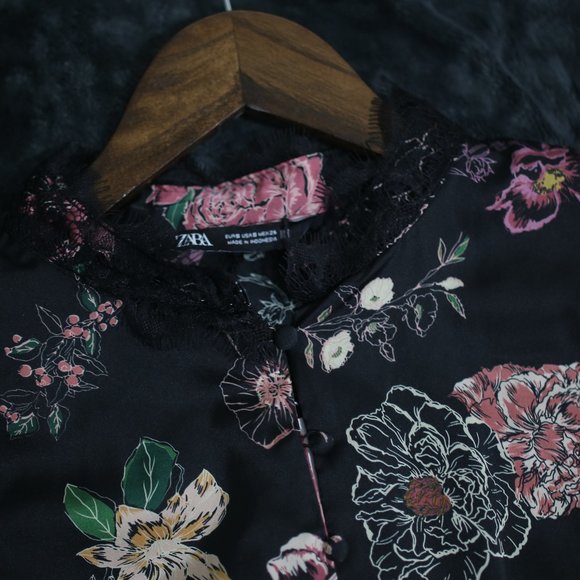 NWT FLORAL PRINT BLACK SATIN EFFECT BLOUSE. - Picture 6 of 11